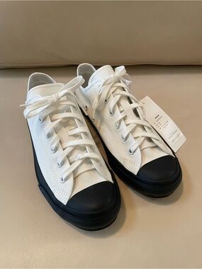 Low-Top White Canvas Sneakers with Black Toe and Sole